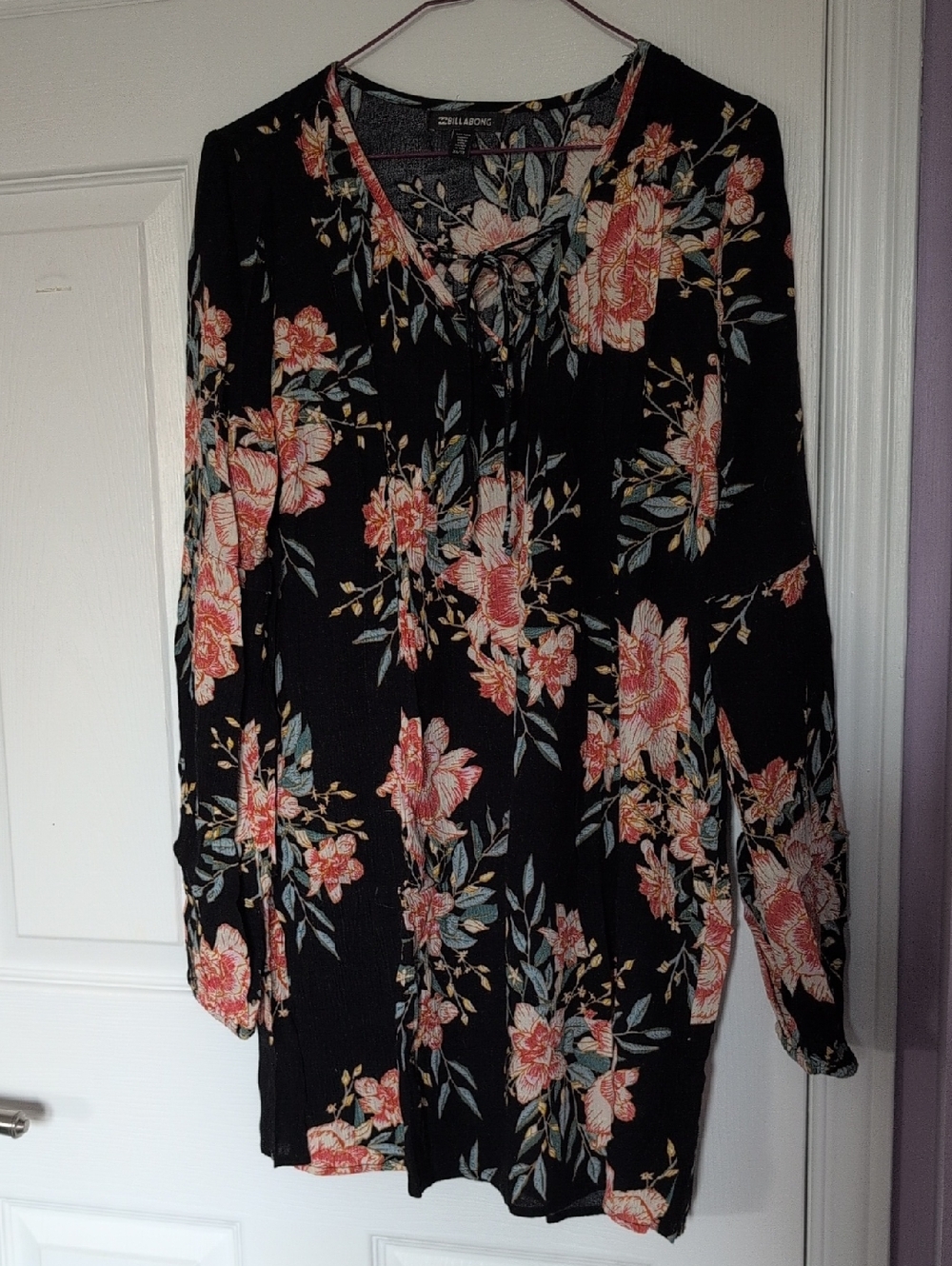 EUC s.XS Billabong V-Neck Tunic Top - Black with Coral & Sage Floral Print